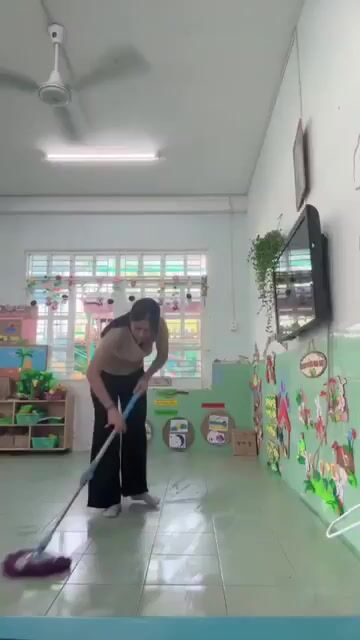 Cô giáo khoe Vú, Khoe mông trá hình